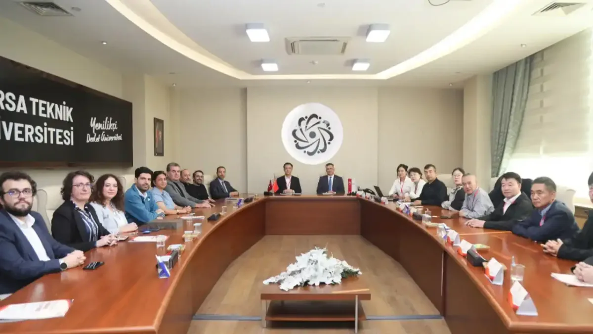 BTÜ Rektörü Prof. Dr. Naci Çağlar, Çin heyeti ile görüşme yapıyor.
