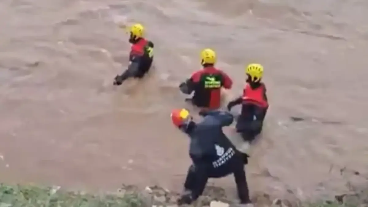 Pendik'te sel felaketi sonrası arama kurtarma çalışmaları sürüyor.