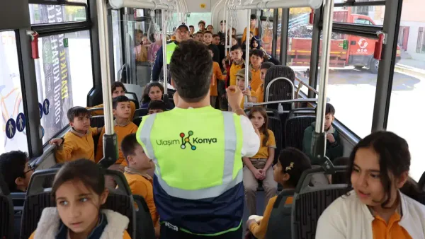 Konya'da Nezaket Otobüsü ile trafik bilinci eğitimi.