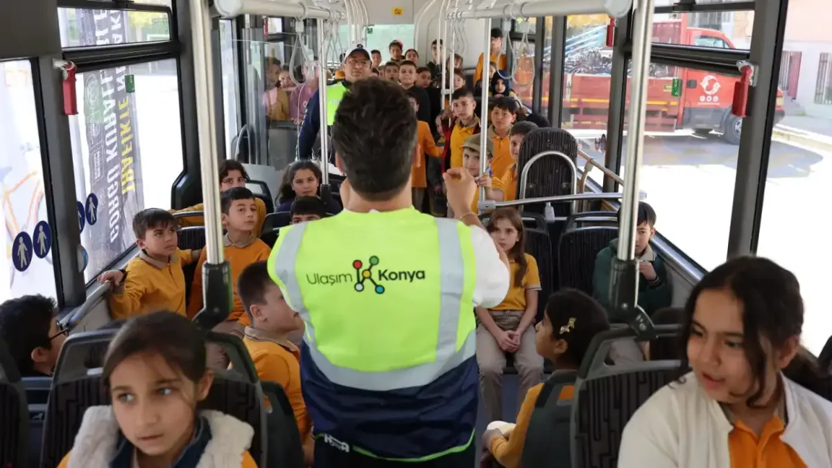 Konya'da Nezaket Otobüsü ile trafik bilinci eğitimi.