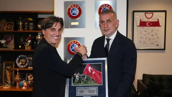 TFF Başkanı Hacıosmanoğlu, Montella ile vedalaşırken.