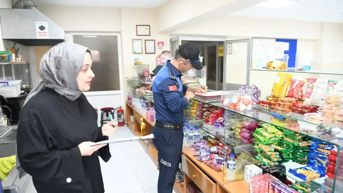 Trabzon'da okul kantinlerinde gerçekleştirilen denetimlerden bir görüntü.