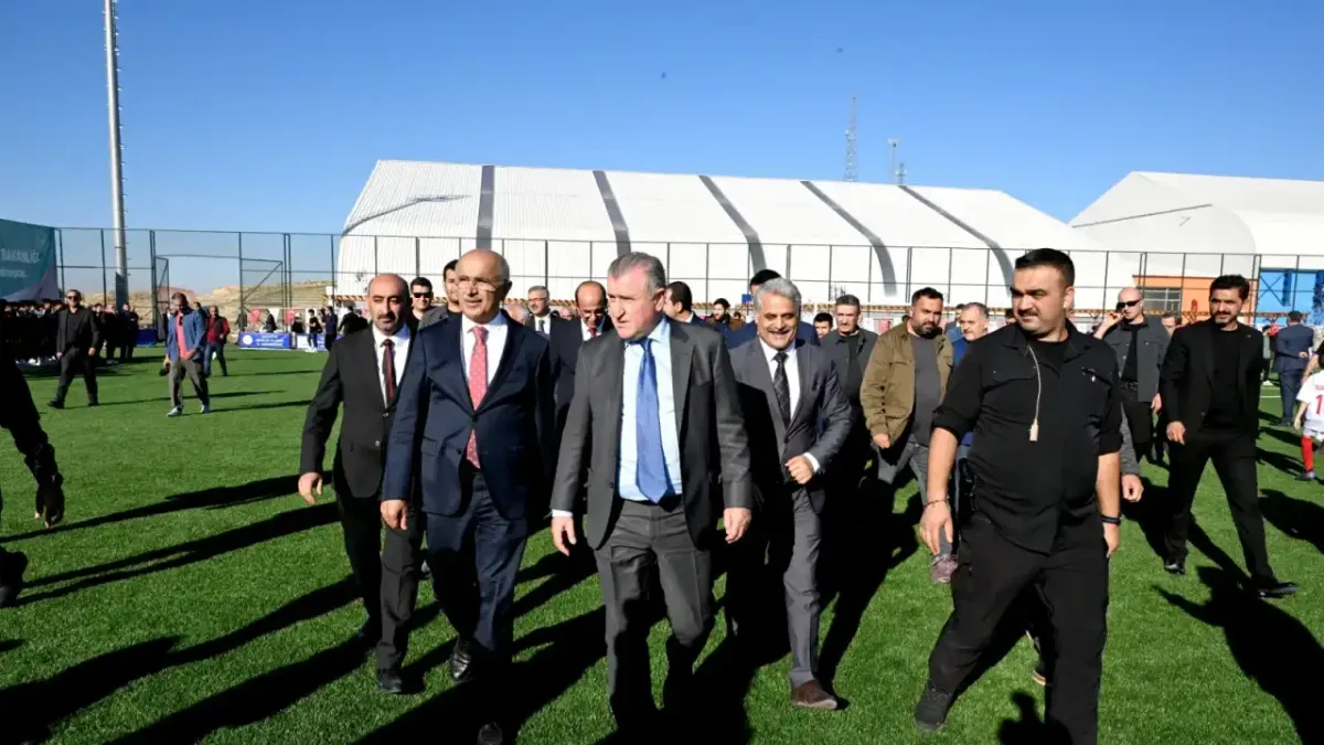 Bakan Osman Aşkın Bak, Melekbaba Spor Tesisinde sporcularla bir araya geldi.