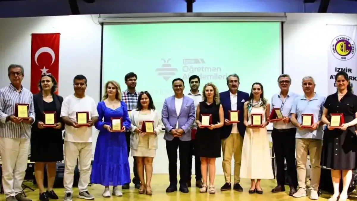 İzmir Öğretmen Akademileri, öğretmenlerin gelişimine katkı sağlıyor.