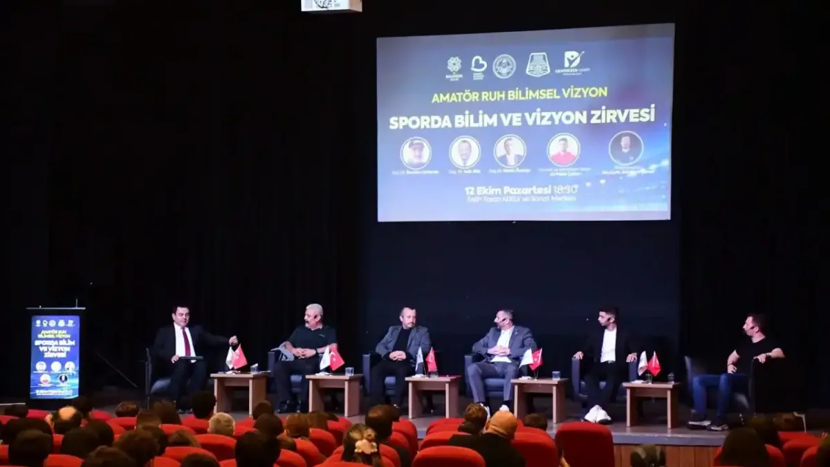 Balıkesir'de genç sporcular için düzenlenen Sporda Bilim ve Vizyon Zirvesi paneli.