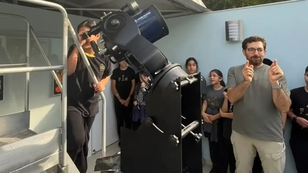 Antalya'da öğrenciler teleskoplarla gökyüzünü gözlemliyor.