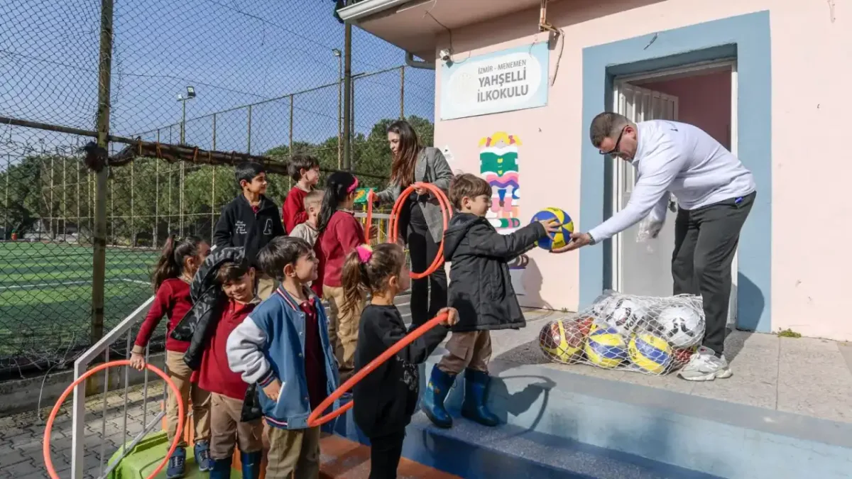 İzmir Büyükşehir Belediyesi, okullara spor malzemesi desteği sağlıyor.