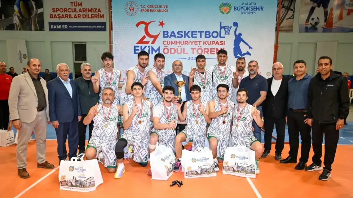 29 Ekim Cumhuriyet Kupası ödül töreninden bir görüntü.