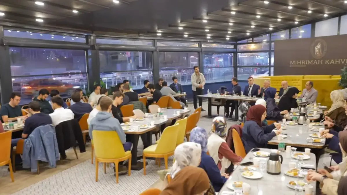 Başkan Dr. Memduh Büyükkılıç, tıp öğrencileriyle sohbet ediyor.