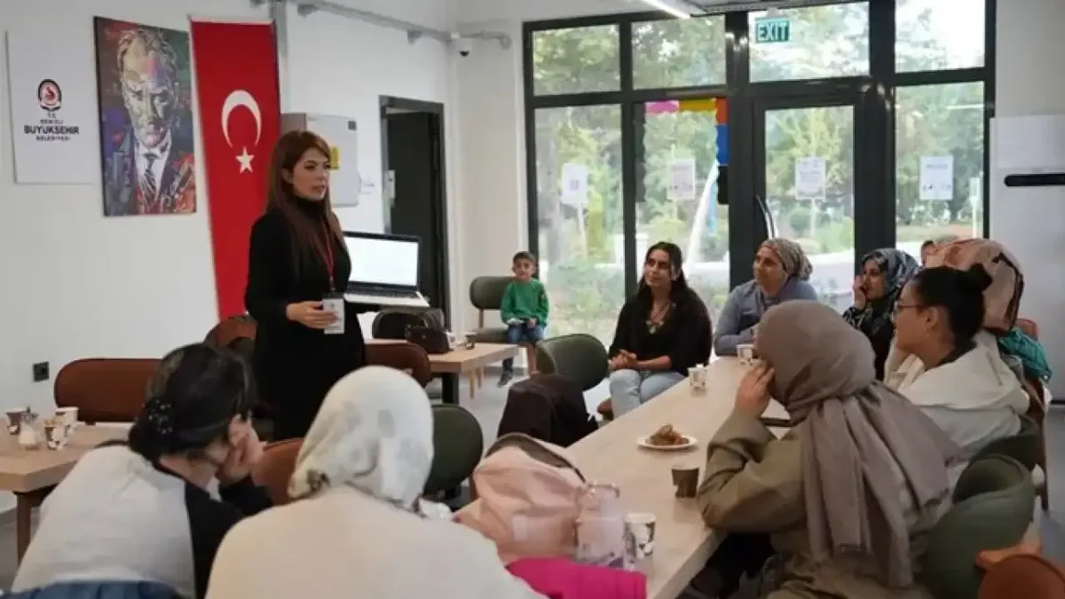 Denizli'de kadınlara yönelik sağlık ve şiddetle mücadele eğitimi.