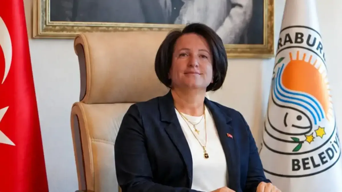 Karaburun Belediye Başkanı İlkay Girgin Erdoğan, istifa açıklaması yaparken.