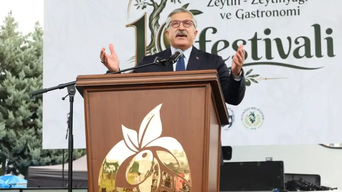 Hüseyin Yayman, Hatay'da Zeytin Festivali'nde konuşma yapıyor.