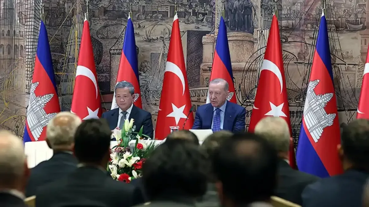 Cumhurbaşkanı Erdoğan, Kamboçya Başbakanı ile basın toplantısı düzenliyor.