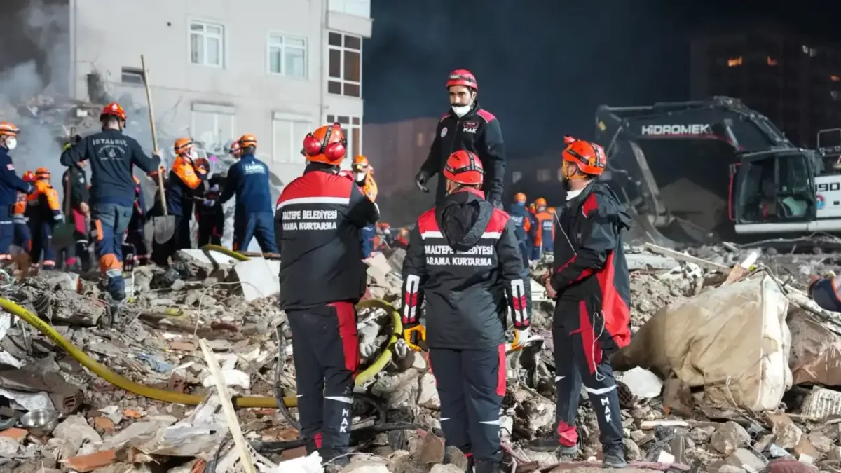 Maltepe'deki göçükte 5 kişi hayatını kaybetti