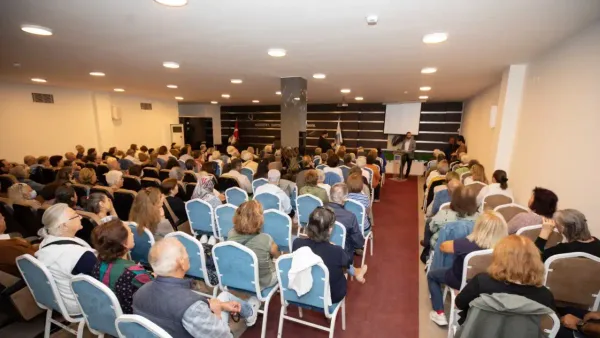 Narlıdere 3. Yaş Üniversitesi açılışında ilk ders zili çaldı.