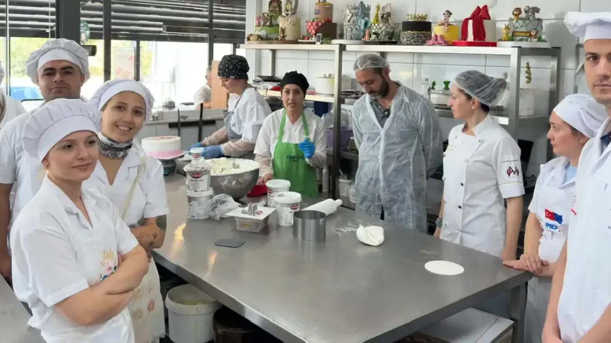 Çiğli'de mesleki eğitim alan kursiyerler, sektörü tanıyor.