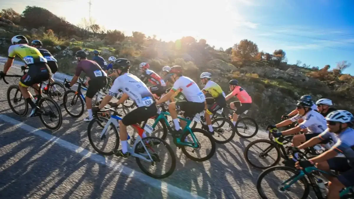 Veloturk Gran Fondo Çeşme 2023 yarışına katılan sporcular.