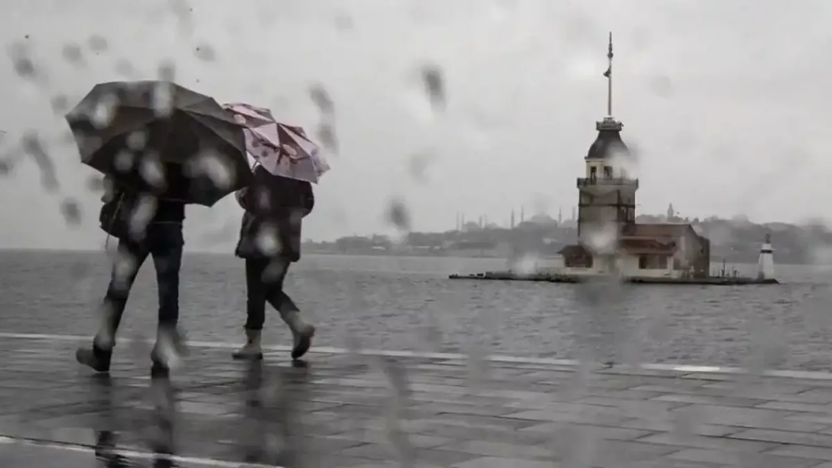 İstanbul'da beklenen kuvvetli yağış ve rüzgâr için uyarı yapıldı.