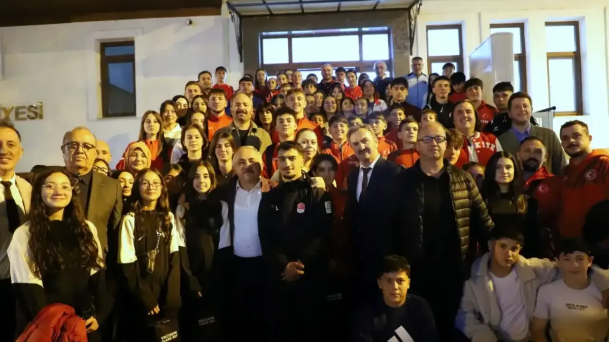 Çankırı'da sporcuların buluştuğu etkinlikte Başkan Esen konuşma yapıyor.