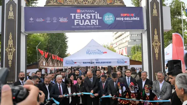 Batman 3. Tekstil Fuarı açılışında Vali Canalp konuşma yapıyor.