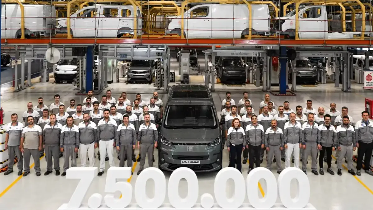 Tofaş'ın 7,5 milyonuncu aracı Fiat Ulysse banttan indi.