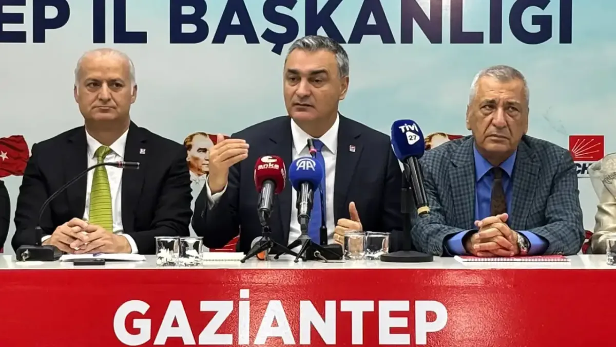 Müslim Sarı, Gaziantep'te basın toplantısı düzenliyor.