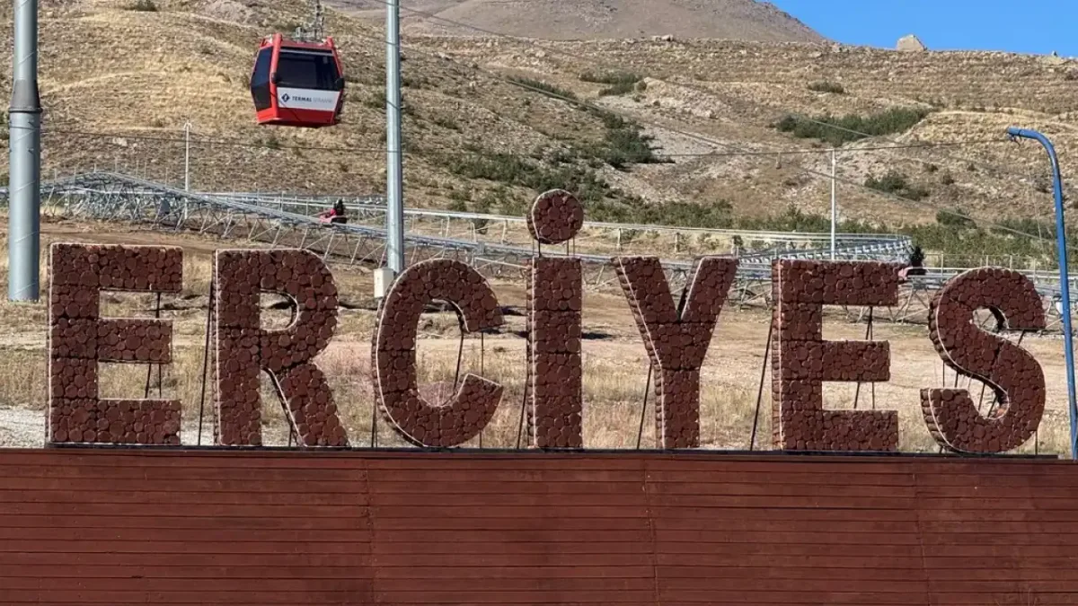 Erciyes Kayak Merkezi'nde tamamlanan dağ kızağı montajı.