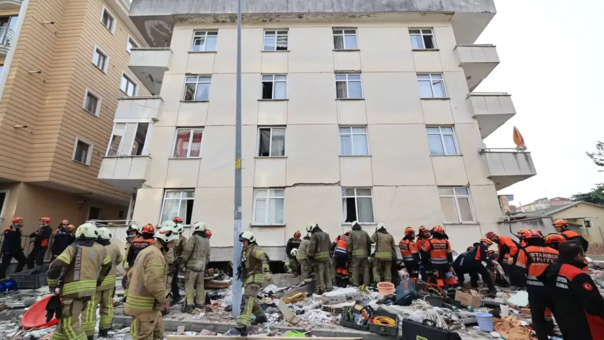 Maltepe'de bina çökmesi sonrası arama kurtarma çalışmaları devam ediyor
