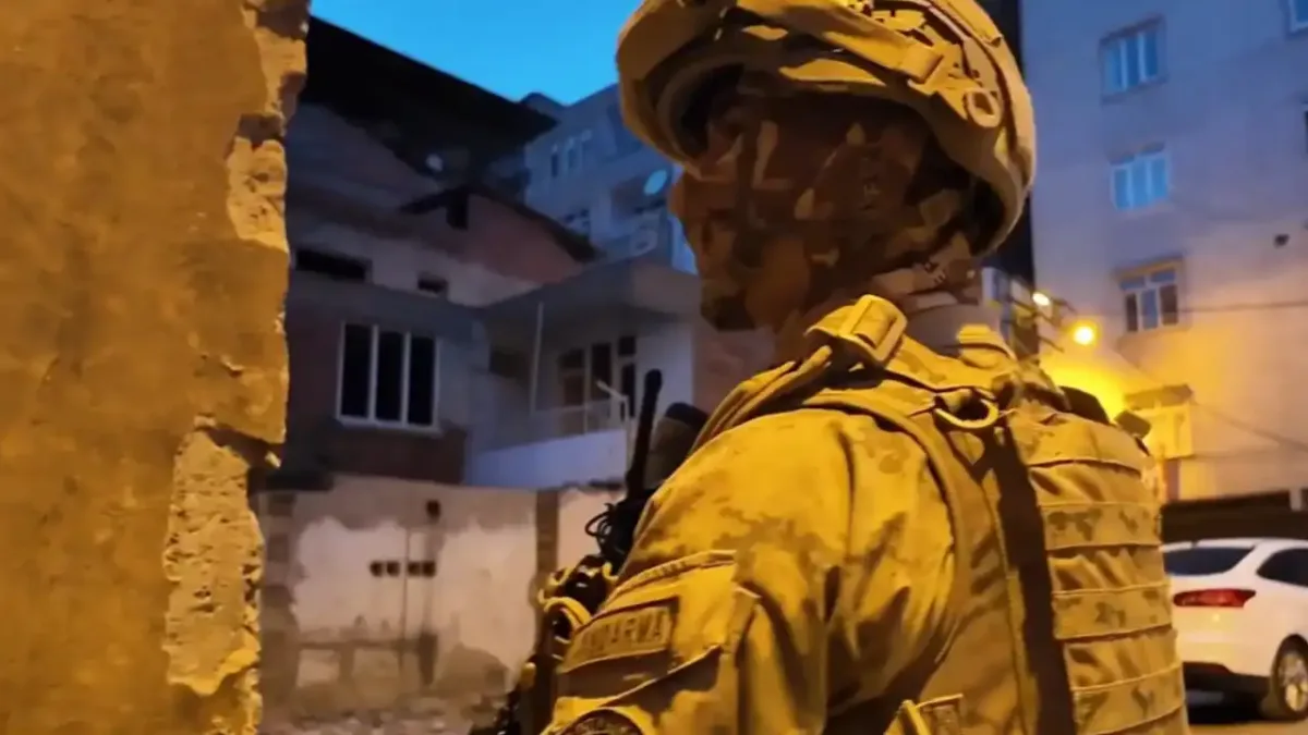 DEAŞ'a yönelik gerçekleştirilen operasyonlarda gözaltına alınan şüpheliler.
