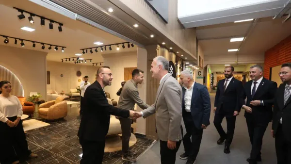 İnegöl Belediye Başkanı ve yöneticiler, MODEF EXPO'da üreticilerle bir araya geldi.