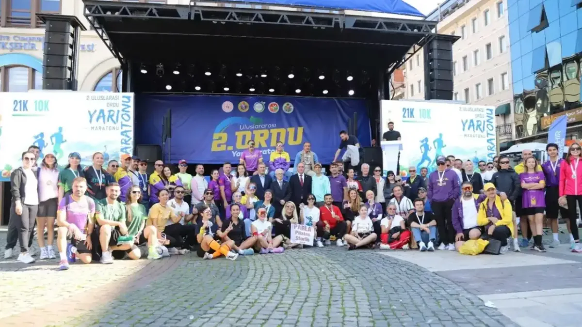 Uluslararası 2. Ordu Yarı Maratonu ödül töreni görüntüsü.