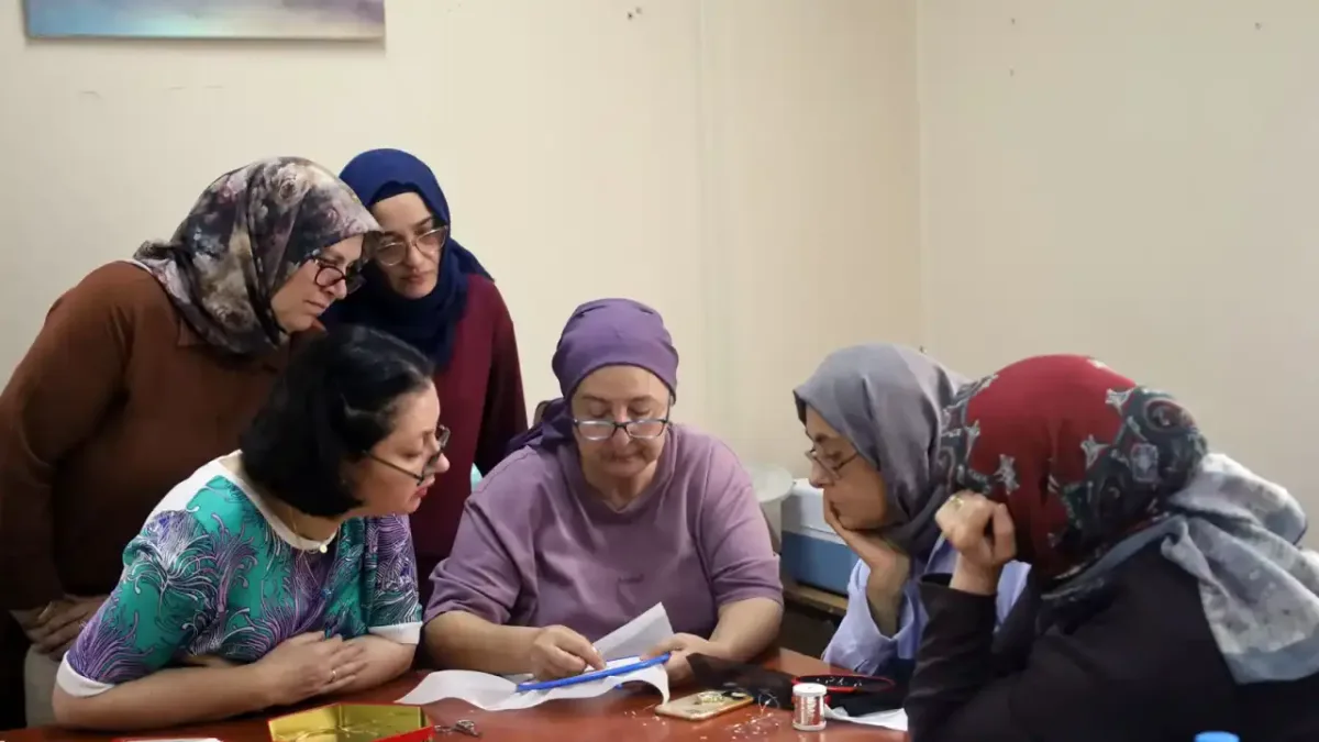 SAMEK'te eğitim alan kursiyerler, yeni beceriler kazanıyor.