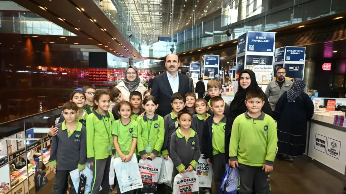 Konya Kitap Günleri'nde yazarlarla buluşma anı.