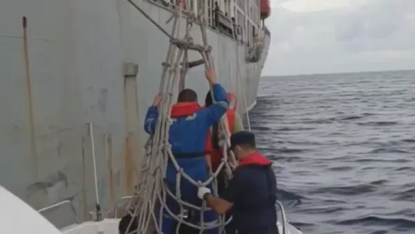 Kaş açıklarında yaralanan gemi mürettebatı kurtarıldı.