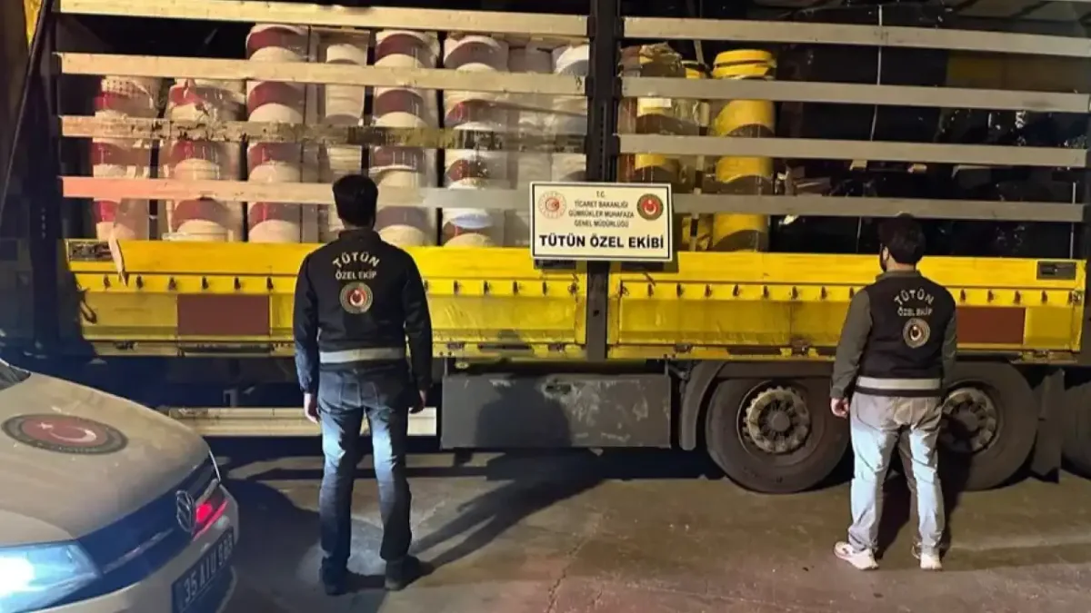 İzmir'de kaçak sigara üretimi yapan fabrikaya baskın düzenlendi