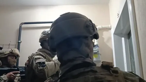 FETÖ operasyonu kapsamında gözaltına alınan şüpheliler.