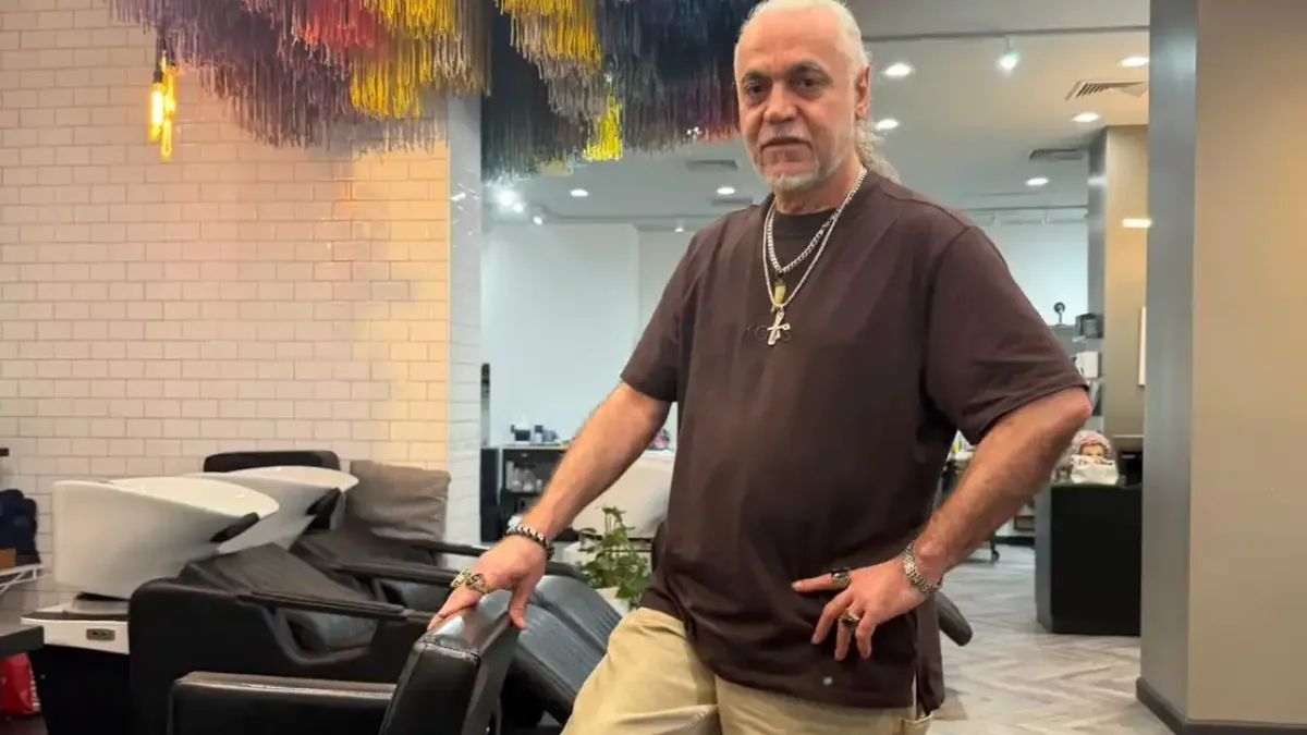 Ramazan Yılmaz, Bradley Kreamer'in saçları üzerinde çalışırken.
