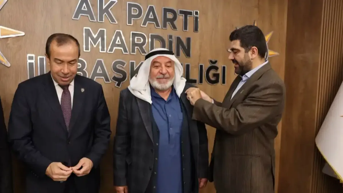 AK Parti Mardin İl Başkanlığı'nın katılım programında yeni üyeler rozetlerini aldı.
