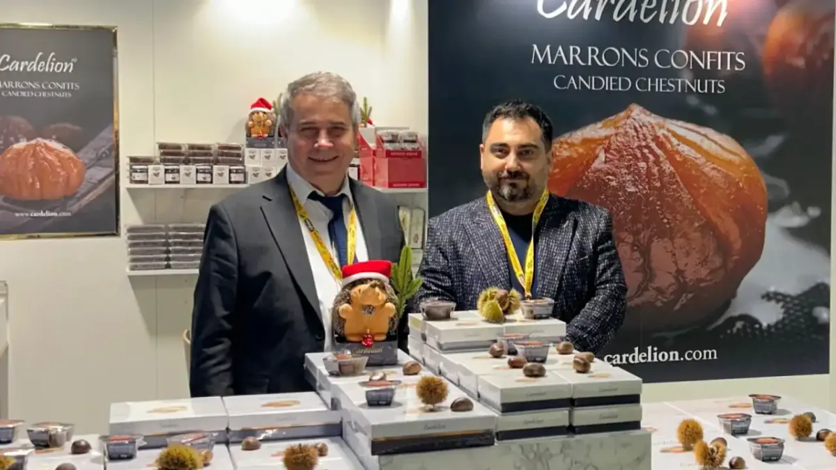 İlka Şekerleme, SIAL Paris 2026 fuarında kestane şekeri ikram ediyor.