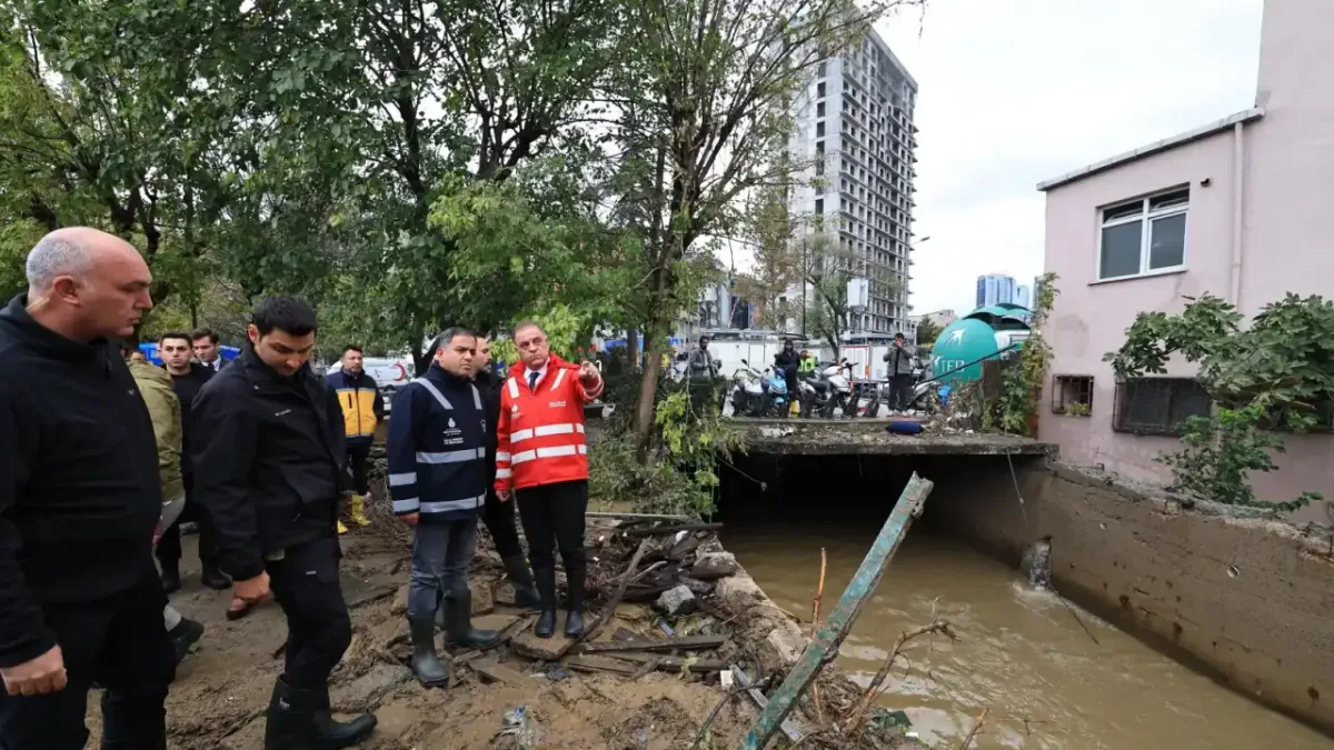 İstanbul'da sağanak yağış sonrası çamur temizleme çalışmaları.
