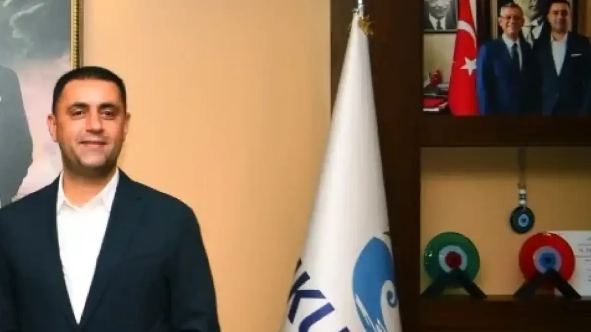 Çukurova Belediye Başkanı Emrah Kozay görevden uzaklaştırıldı.