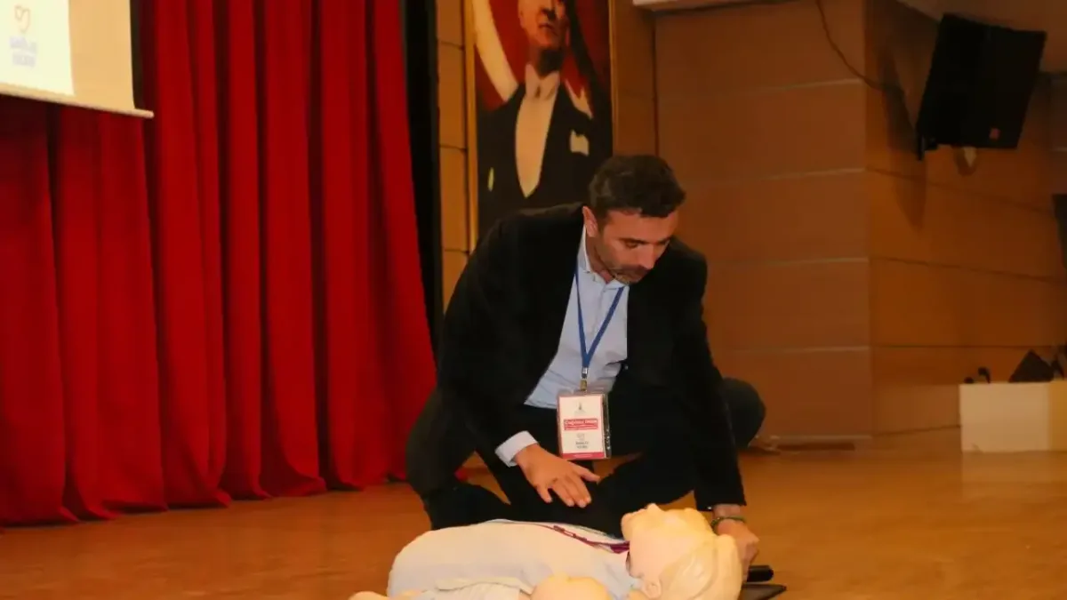 Çiğli Belediyesi'nde gerçekleştirilen ilk yardım semineri katılımcılarla doldu.