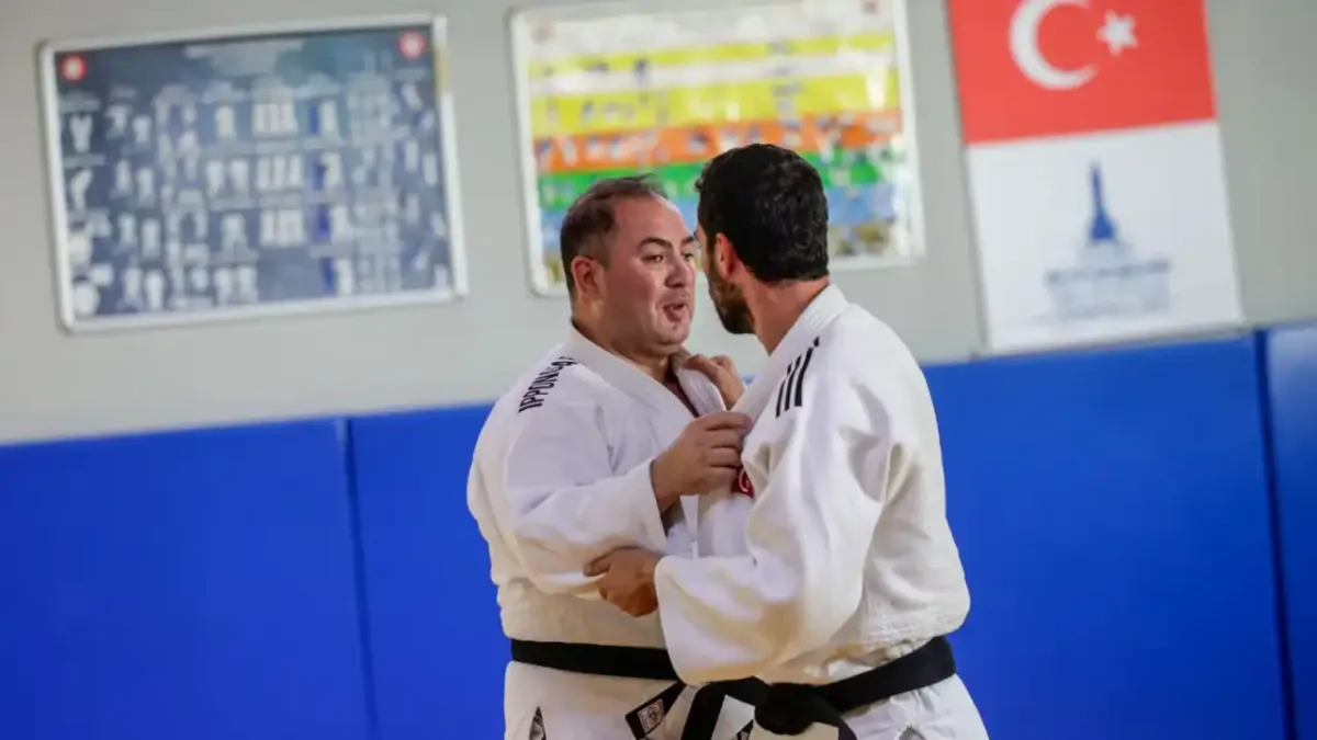 Gökhan Biçer, judoda engelleri aşarak başarıya koşuyor.