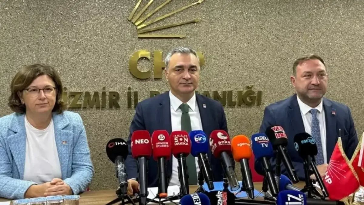 CHP Genel Başkan Yardımcısı Müslim Sarı basın toplantısında konuşuyor.