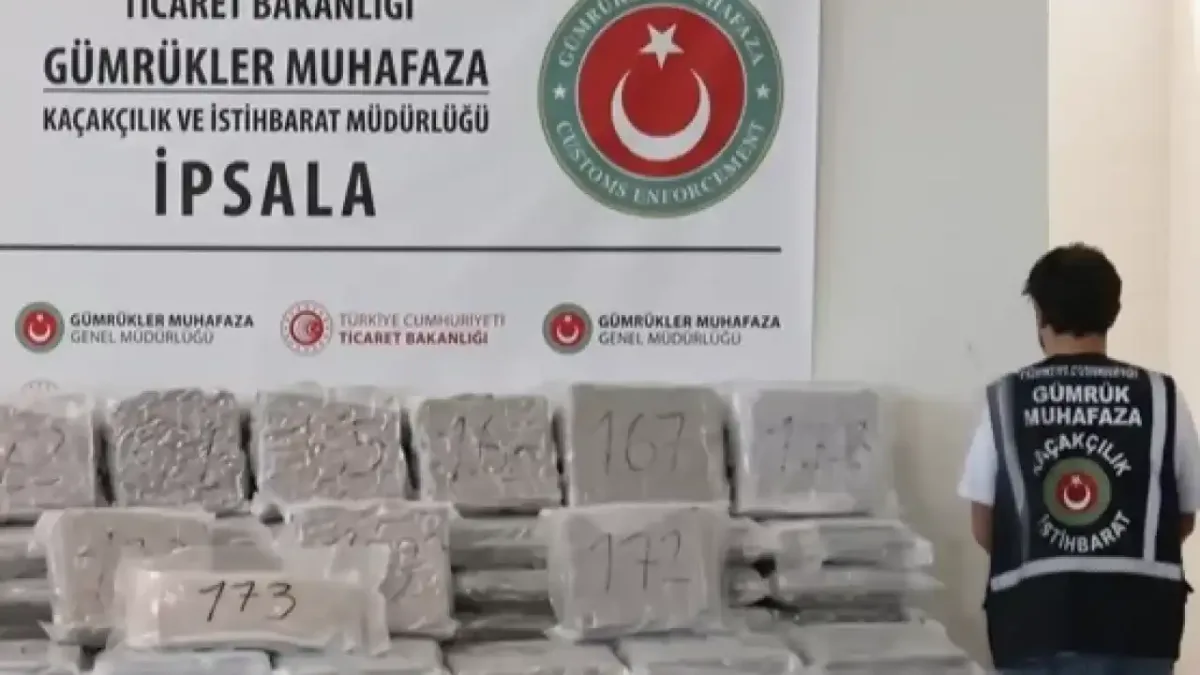 Gümrüklerde gerçekleştirilen operasyonlarda ele geçirilen uyuşturucu ve kaçak eşyalar.