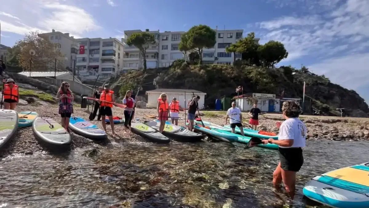 Mudanya'da öğretmenler deniz üzerinde sörf yapıyor.