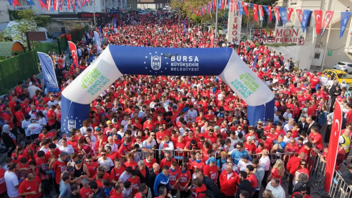 Bursa'da Cumhuriyet Koşusu'nda katılımcılar bir araya geldi.