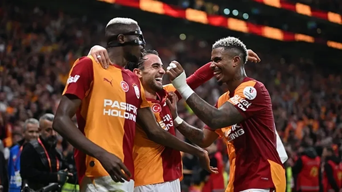 Galatasaray dev derbide evinde Fenerbahçe'yi 2-1 mağlup ederek liderliğini sürdürdü.