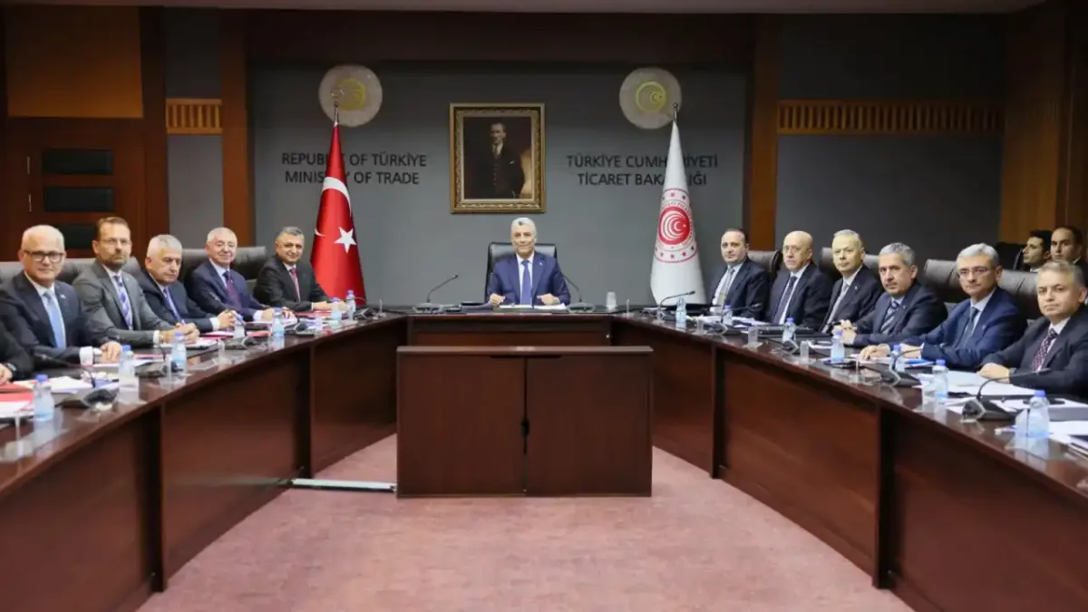 Ticaret Bakanı Ömer Bolat, otomotiv sanayisi temsilcileriyle toplantıda.