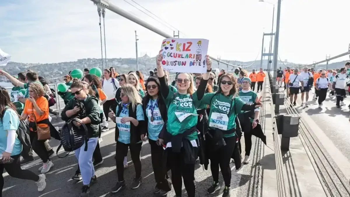 İstanbul Maratonu'nda koşucuların heyecan dolu anları.
